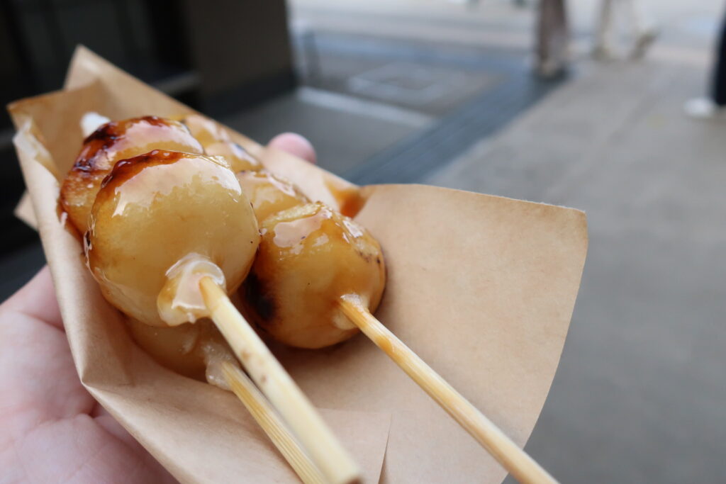 東大寺参道沿いで販売されているみたらし団子のクローズアップ