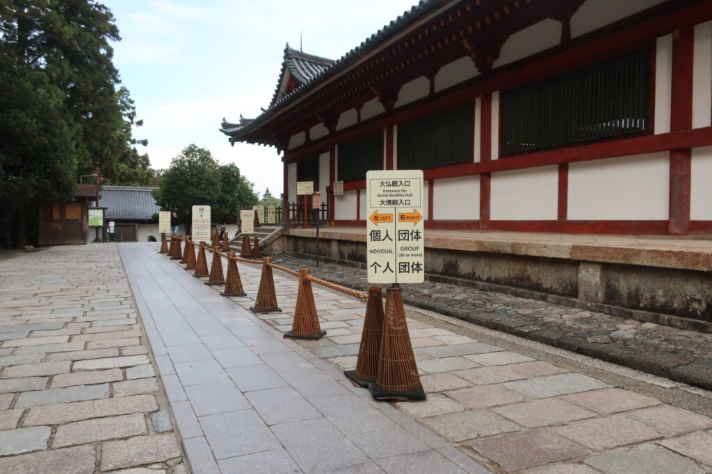 大仏殿の入場列開門直前の時間帯でまだ誰も並んでいない様子。