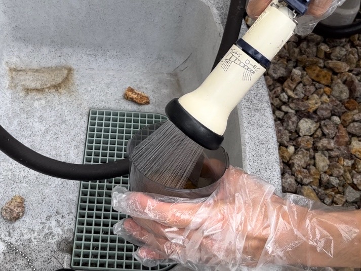 アース製薬のハチ取り撃滅の誘引液を袋から容器へ入れる様子