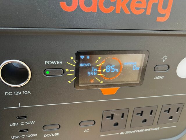 室内でソーラーパネルから充電し、ポータブル電源の液晶に1Wの入力(INPUT)が表示された様子。