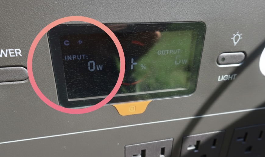 Jackeryポータブル電源の画面に「INPUT 0W」とソーラーパネルから充電できない様子