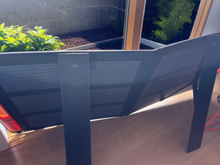 掃き出し窓の近くで、太陽の光に向けて家の中に設置されたJackeryソーラーパネルの配置図。