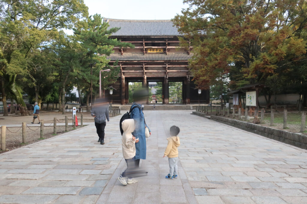 早朝、人がまばらな南大門周辺。
