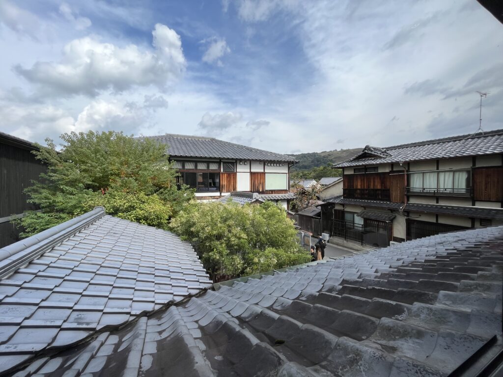 夢風ひろば 天平庵2階休憩スペースの窓から見え風景。写真中央の建物は、ならや東大寺店