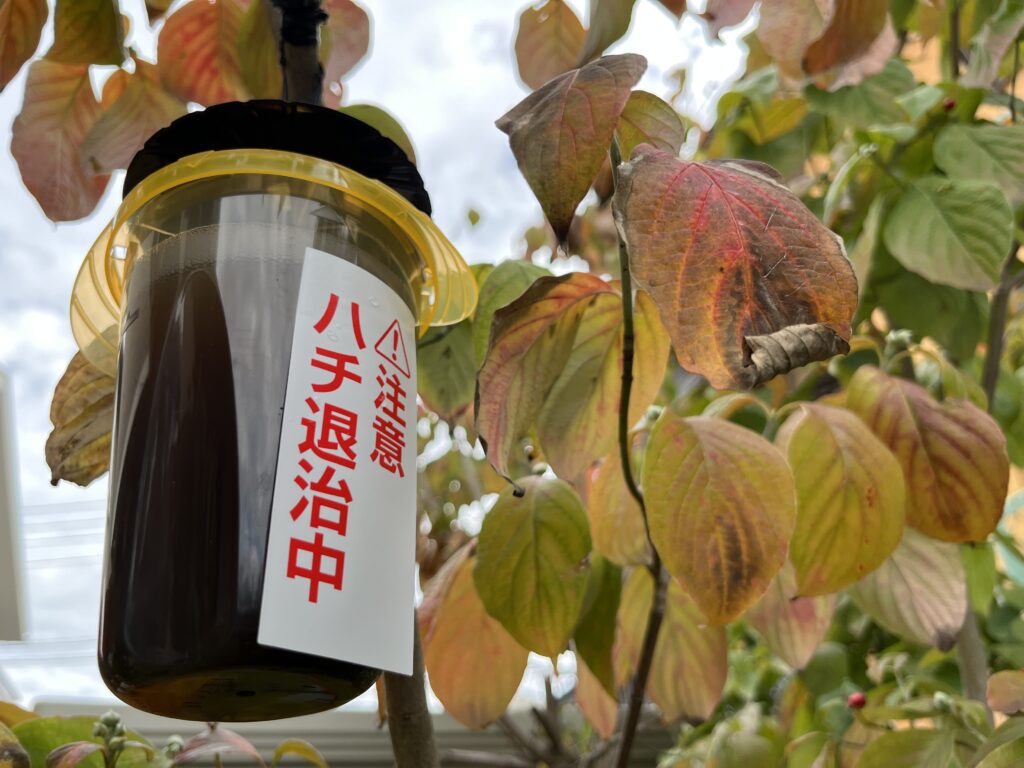 アース製薬のハチ捕獲器。ハチ退治中の文字が頼もしいです。