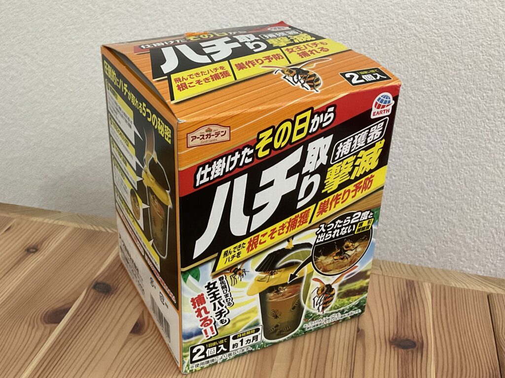 アース製薬が販売する「ハチ取り撃滅捕獲機」のパッケージ。誘引剤でハチを引き寄せ、効率的に捕獲できるトラップ製品です。