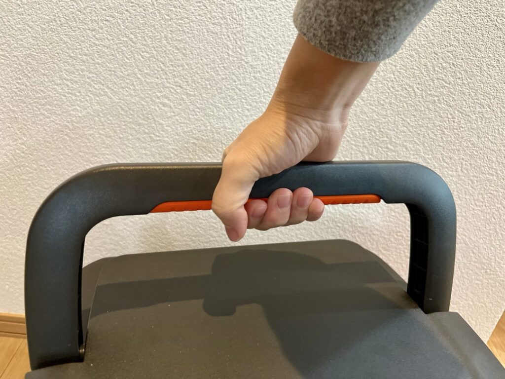 Jackery2000Newのハンドルを片手で持っている様子