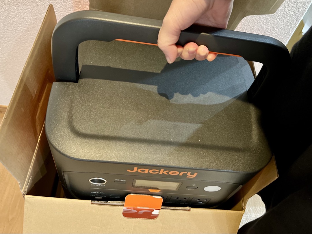 箱を開封してJackery2000Newを持ち上げている様子