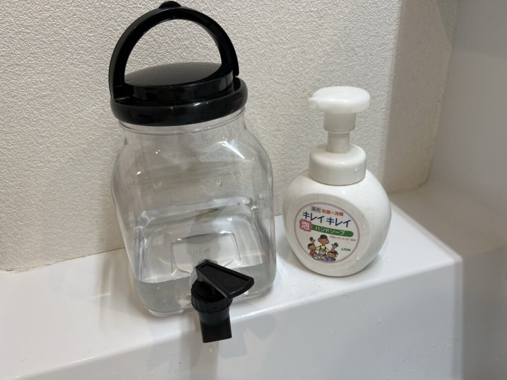 ウォータージャグのレバーを下げて水を止めている状態。