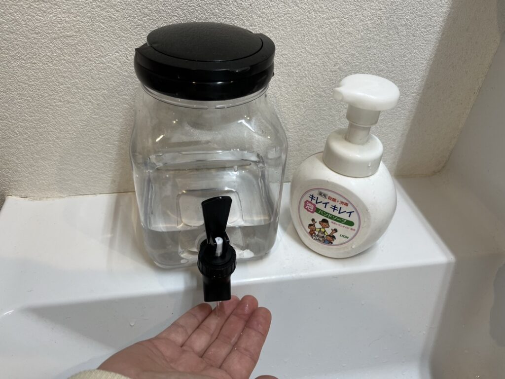 ウォータージャグのレバーを上げて水を出している状態