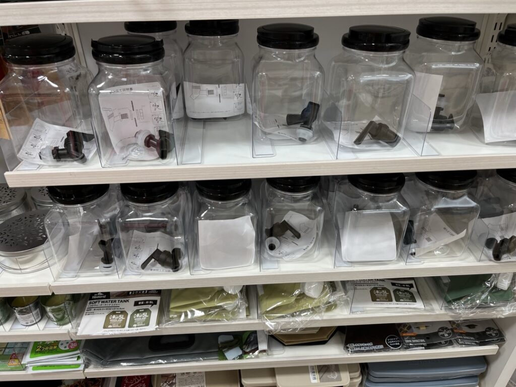 セリアのアウトドア売り場の棚にキャンプや防災グッズが並んでいる様子