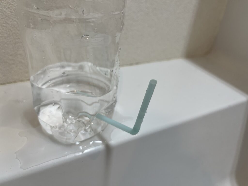 ペットボトルの穴にさしたストローを上向きにすると水が停止する