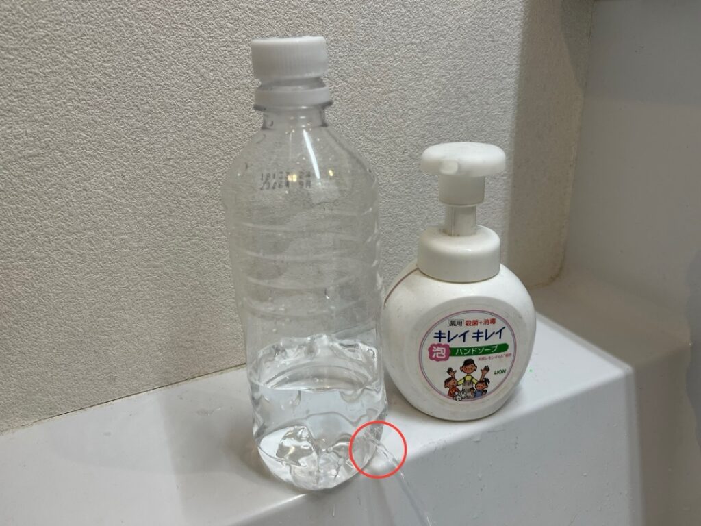 穴らか水が細く流れ出している状態