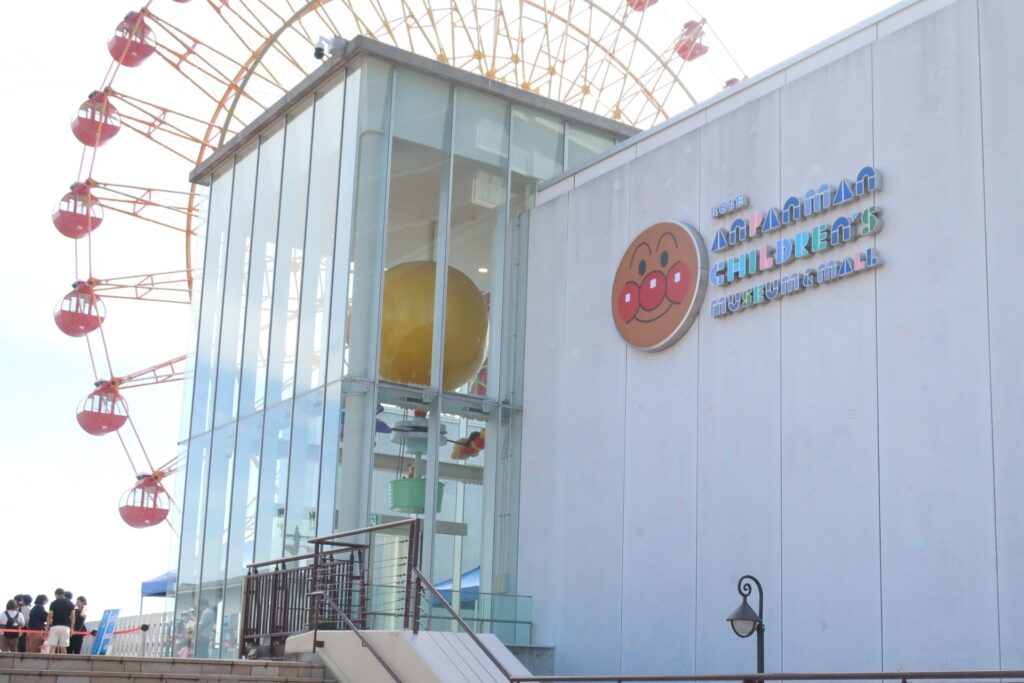 開園前の神戸アンパンマンこどもミュージアム外観。左下に入場待ちの列が見える