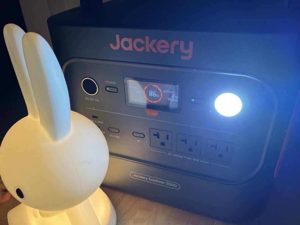 Jackery2000NewのLEDライトを強光モードに切り替えた際の液晶画面。