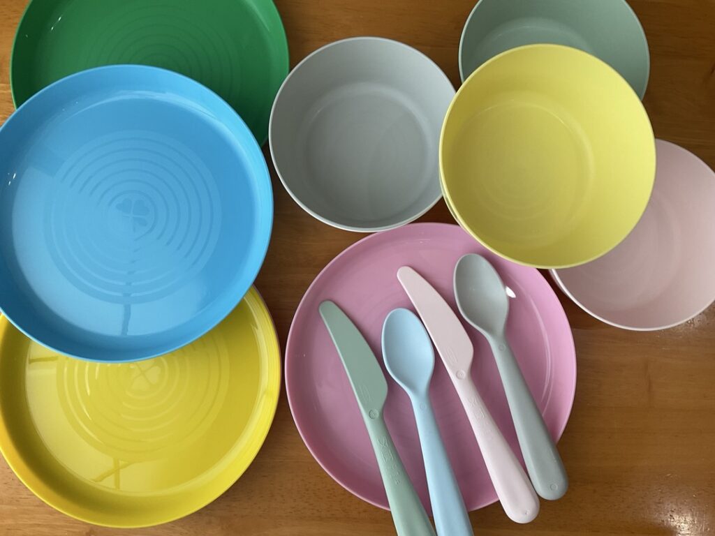 IKEAのKALASシリーズのプレート・ボウル・カトラリーをテーブルに並べた写真