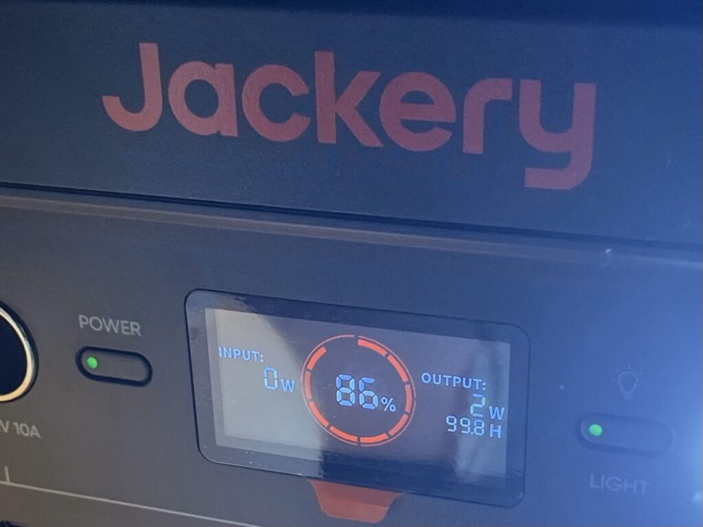 Jackery2000Newの液晶がLEDライトを強光モードで点灯した際に出力2Wを示している。