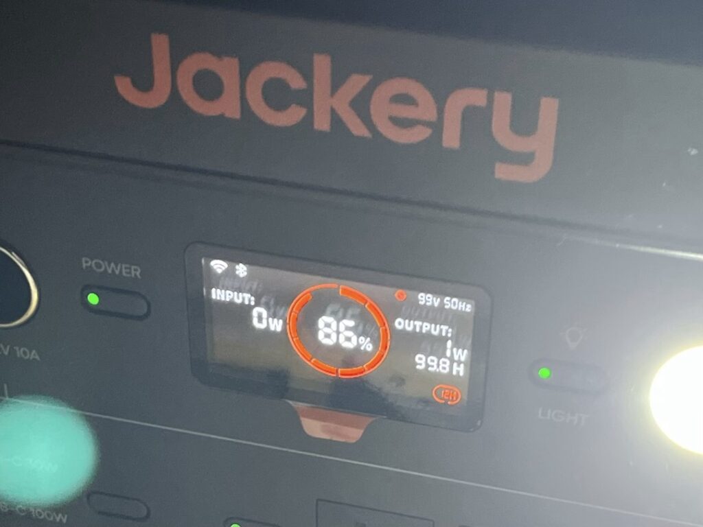 Jackery2000Newの液晶がLEDライトを微光モードで点灯した際に出力1Wを示している。