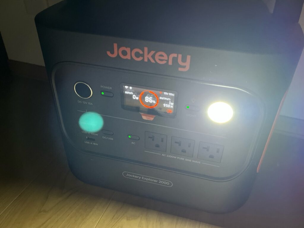 Jackery2000NewのLEDライトを微光モードで点灯した際の液晶画面。