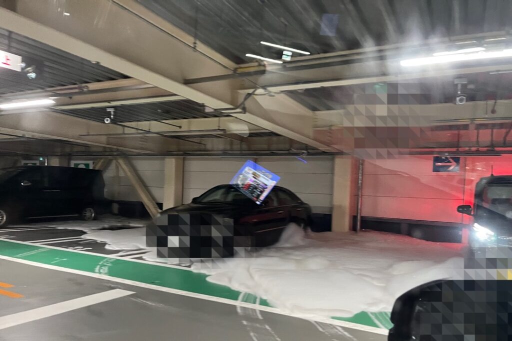 能登半島地震発生時に立体駐車場の防火装置が誤作動して消化用の泡が広がっている様子