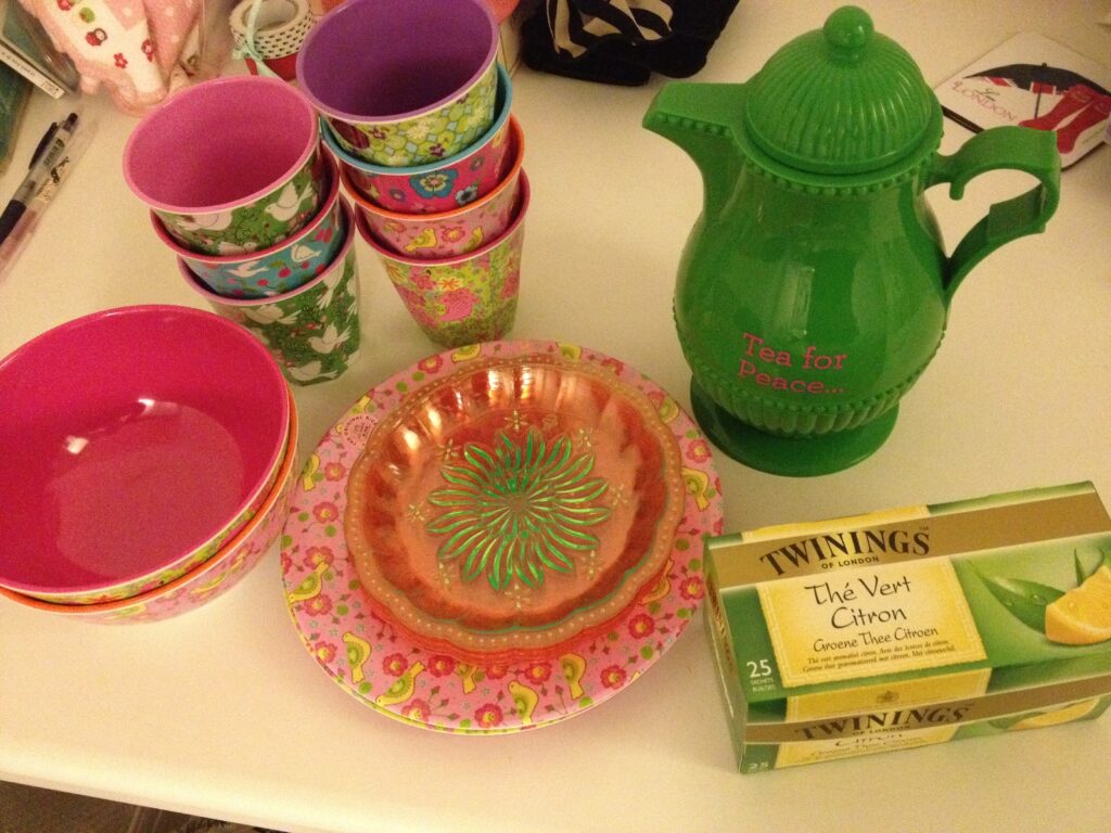 パリの部屋でテーブルに並べたriceのメラミン食器一式。プレート・ボウル・コップ等の俯瞰写真