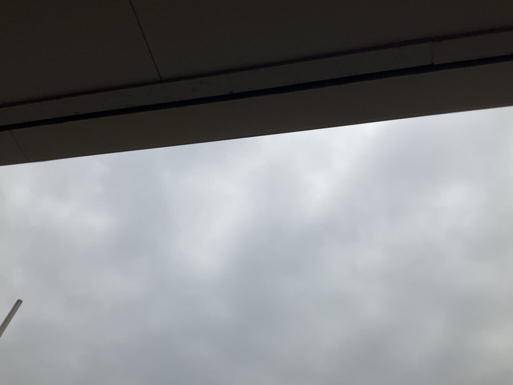 2026年4月中旬12時台の空。空全体が雲に覆われている。ソーラー発電の気象記録写真。