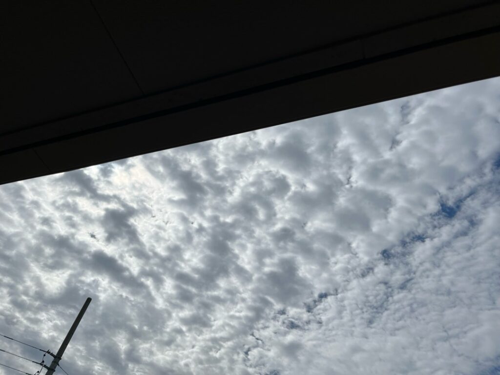 2026年月中旬、午前9時台の空。鱗雲の隙間から青空が見える。ソーラー発電の気象記録写真。