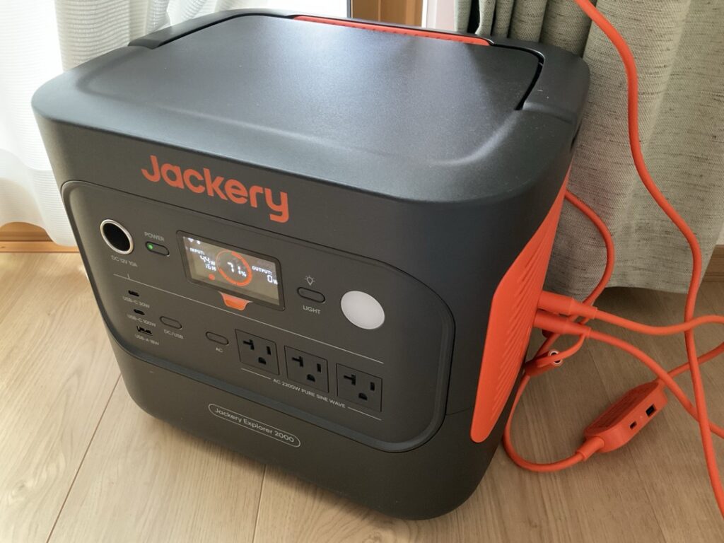 4月中旬、午前9時45分の雲が多い時にJackery 2000 Newが44Wのソーラー入力を記録している様子。