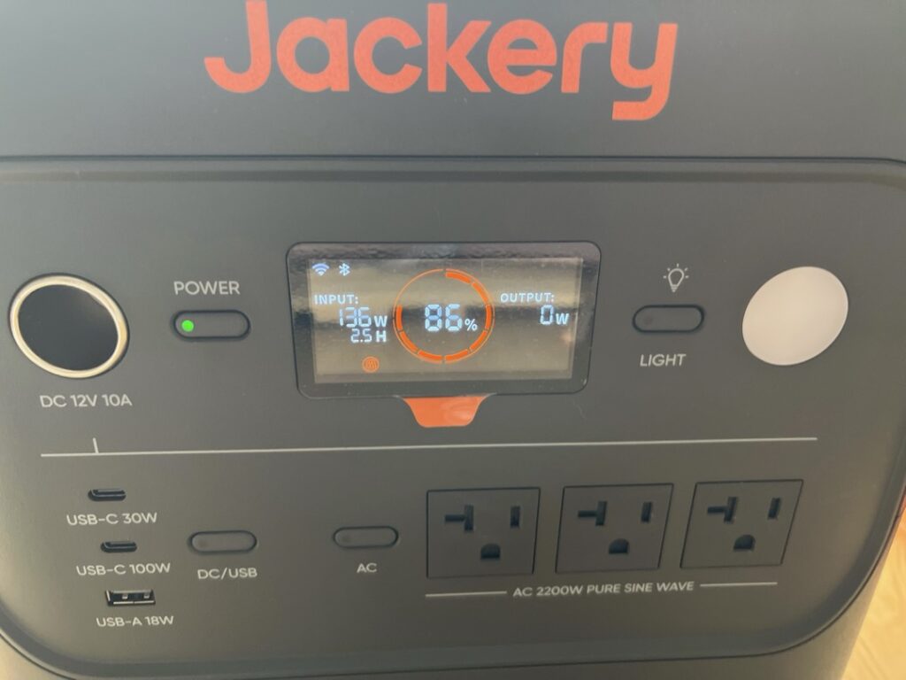 ソーラーパネルを2枚に増やした直後のJackery 2000 Newの液晶画面。入力電力が136Wへ倍増したことを示す実測写真。