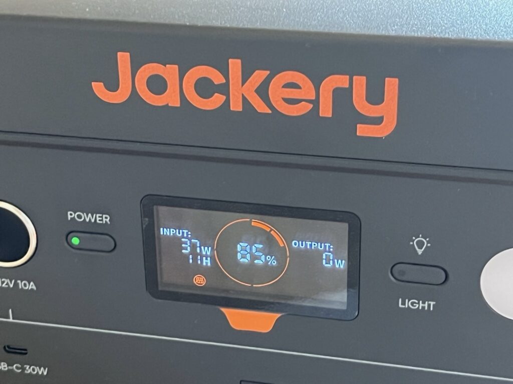 Jackery 2000 Newの液晶表示。室内でソーラーパネル2枚を使用し、入力電力（INPUT）が37Wを示している充電状況写真。
