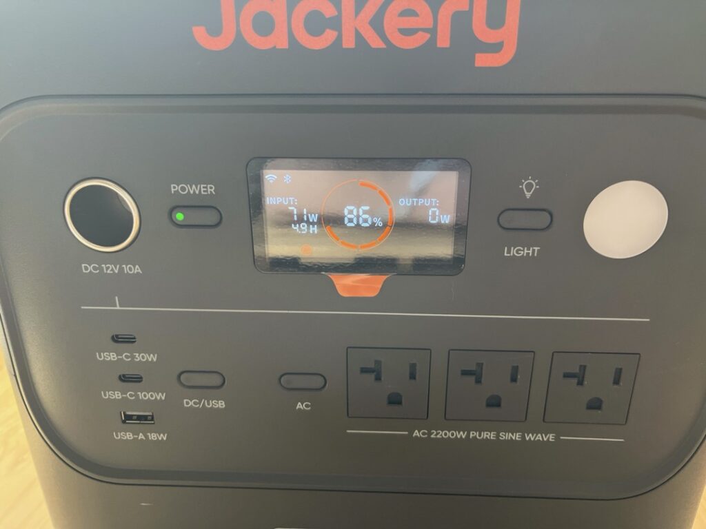 Jackery 2000 Newの液晶ディスプレイ。ソーラーパネル1枚接続時の入力電力が71Wであることを示す実測写真。