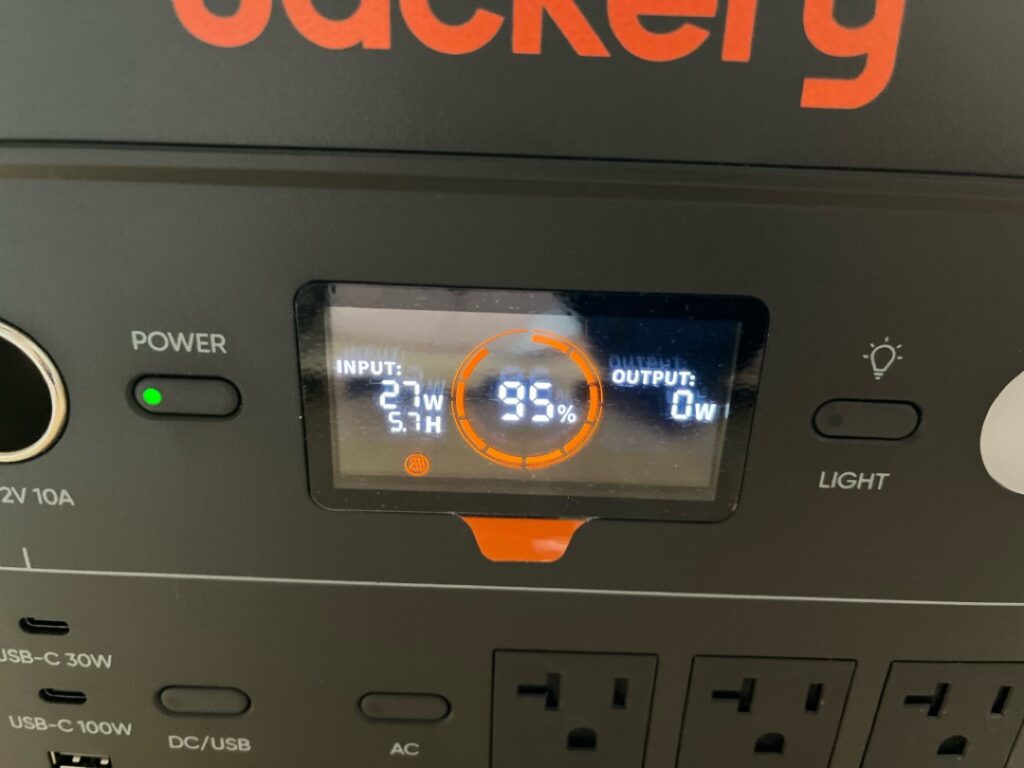 4月上旬15時半ごろソーラー発電中のJackery 2000 Newの液晶画面。入力電力が27Wと急落した状態を示す実測写真。