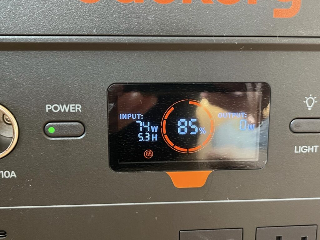 ポータブル電源Jackery 2000 Newの液晶画面のアップ。ベランダ発電中の数値として、入力電力INPUT欄に74Wと表示されている写真。