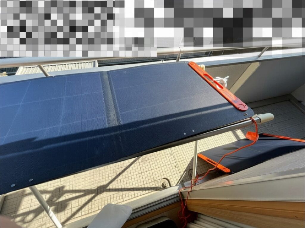 4月上旬15時半ごろJackeryでソーラー発電しているベランダの様子。西側からの影と、屋根の影が入ってきている。
