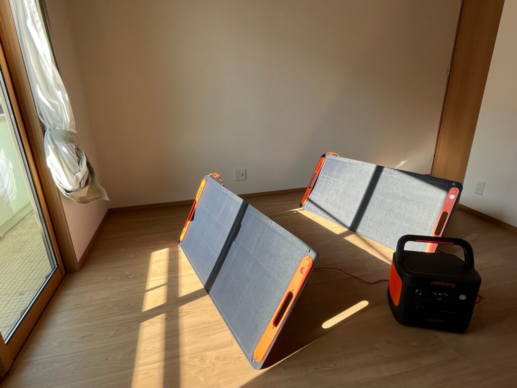 室内に設置された2枚のJackery SolarSaga 100Wソーラーパネル。屋内での太陽光発電実験の様子。