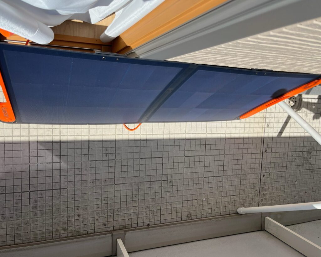 ベランダの壁に立てかけて設置したJackery SolarSaga 100W。