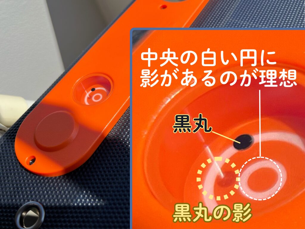 布団干しスタンドに設置したJackery SolarSaga 100の太陽角度インジケーター。影が中央から少し外れているが、日光を捉えている様子