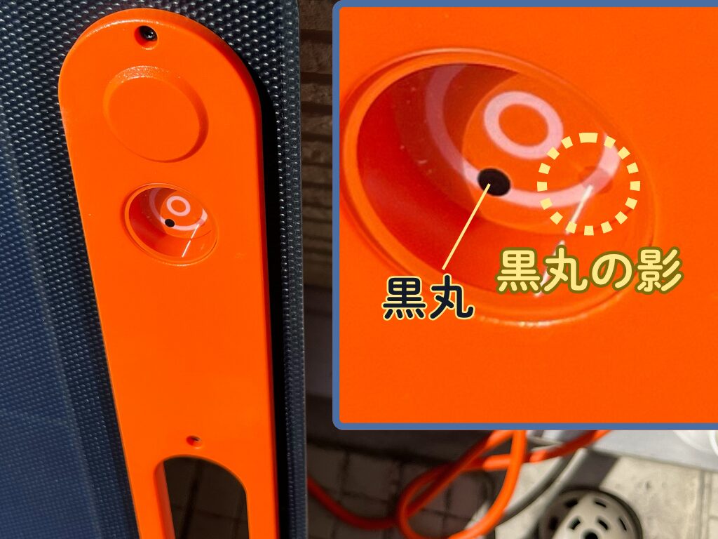 壁に立てかけてベランダに直置きしたJackeryソーラーパネルのインジケーター。影が中央から外れている。