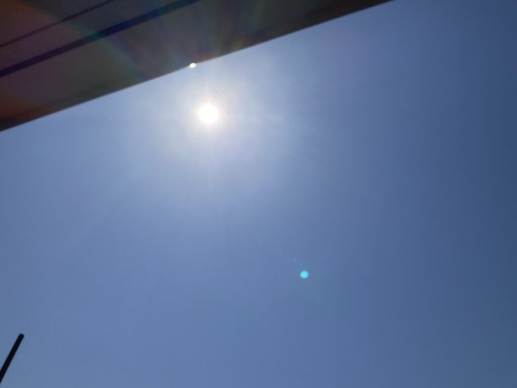 2026年4月中旬10時台の空。雲一つない快晴。ソーラー発電の気象記録写真。