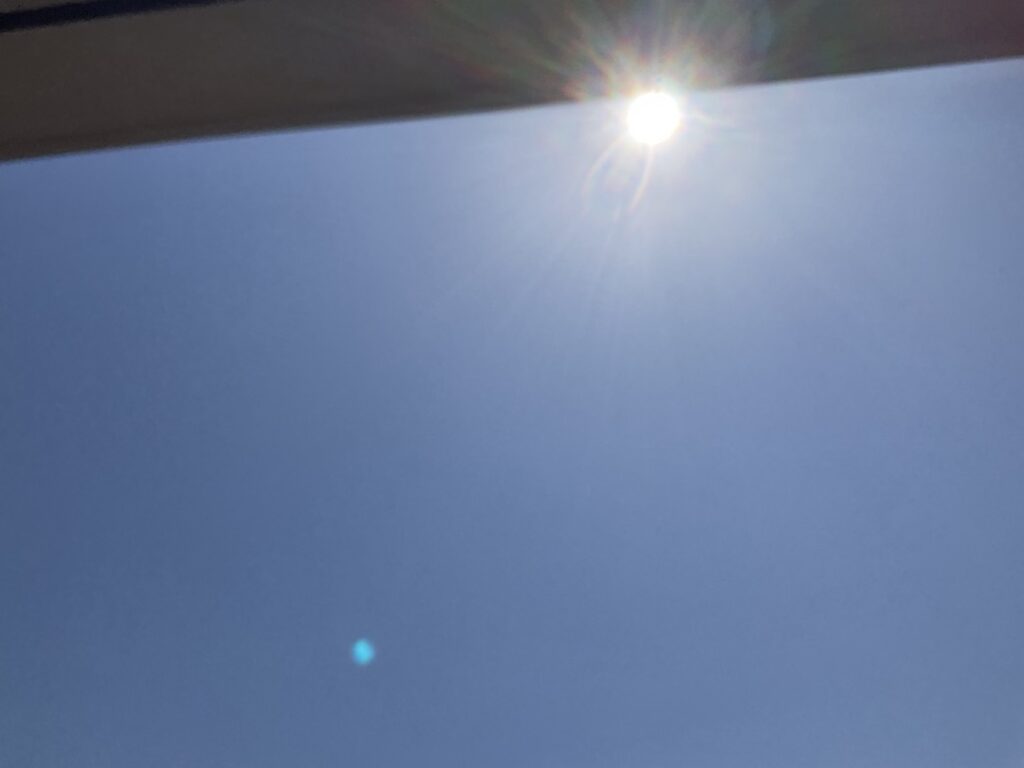 2026年4月中旬12時台の空。雲一つない快晴が1日継続。ソーラー発電の気象記録写真。