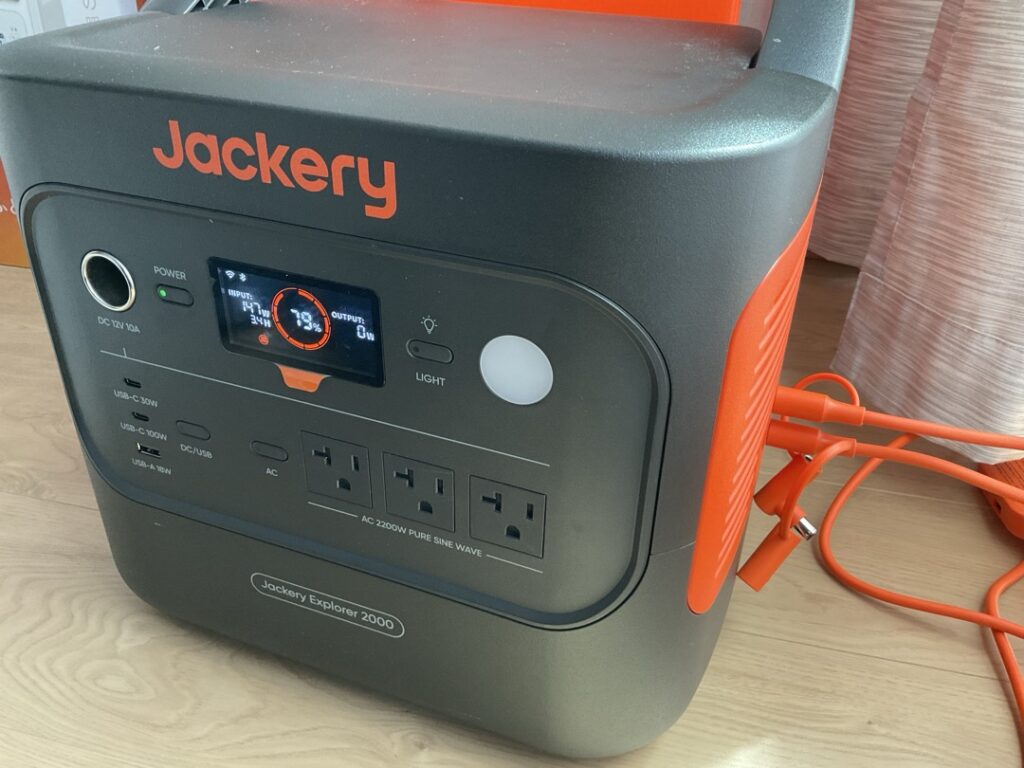 4月中旬快晴、午前9時55分、Jackery2000Newが147Wのソーラー入力を記録している様子