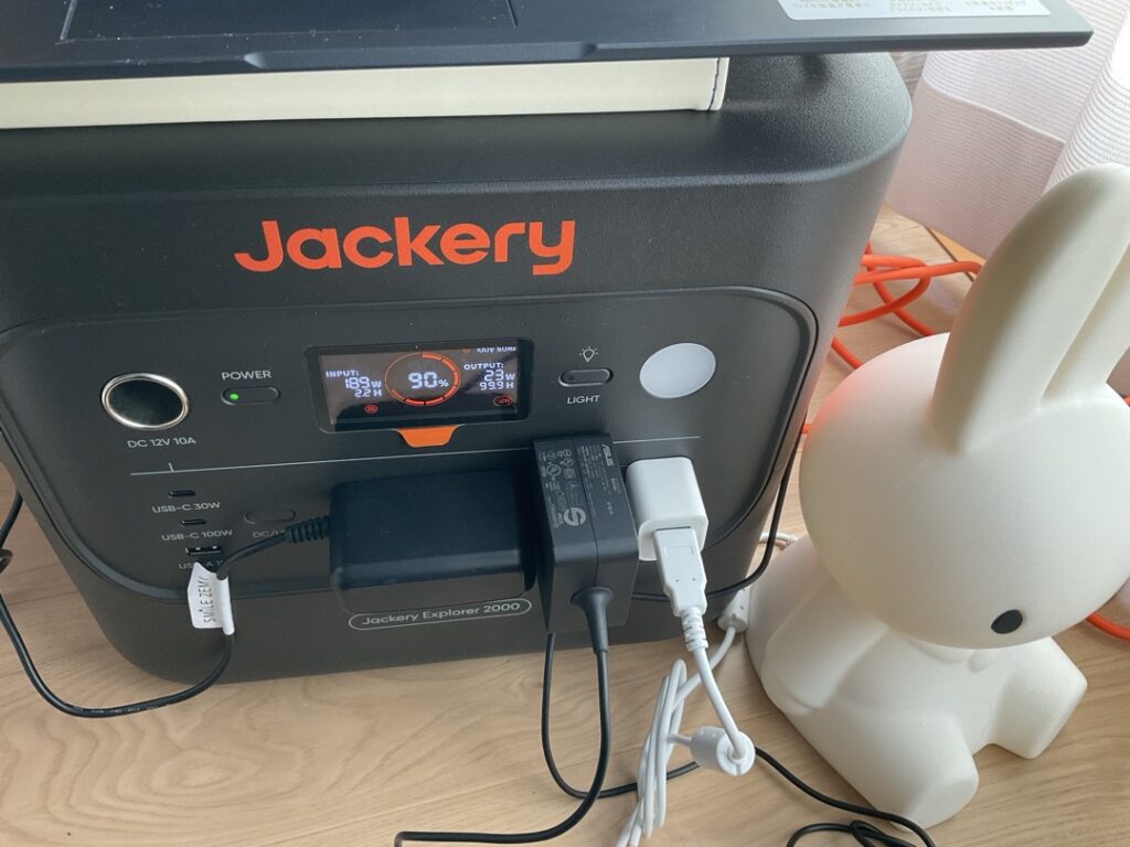 4月中旬快晴、午前11時41分、Jackery2000Newが189Wのソーラー入力をし、同時に23Wのアウトプットもしている。