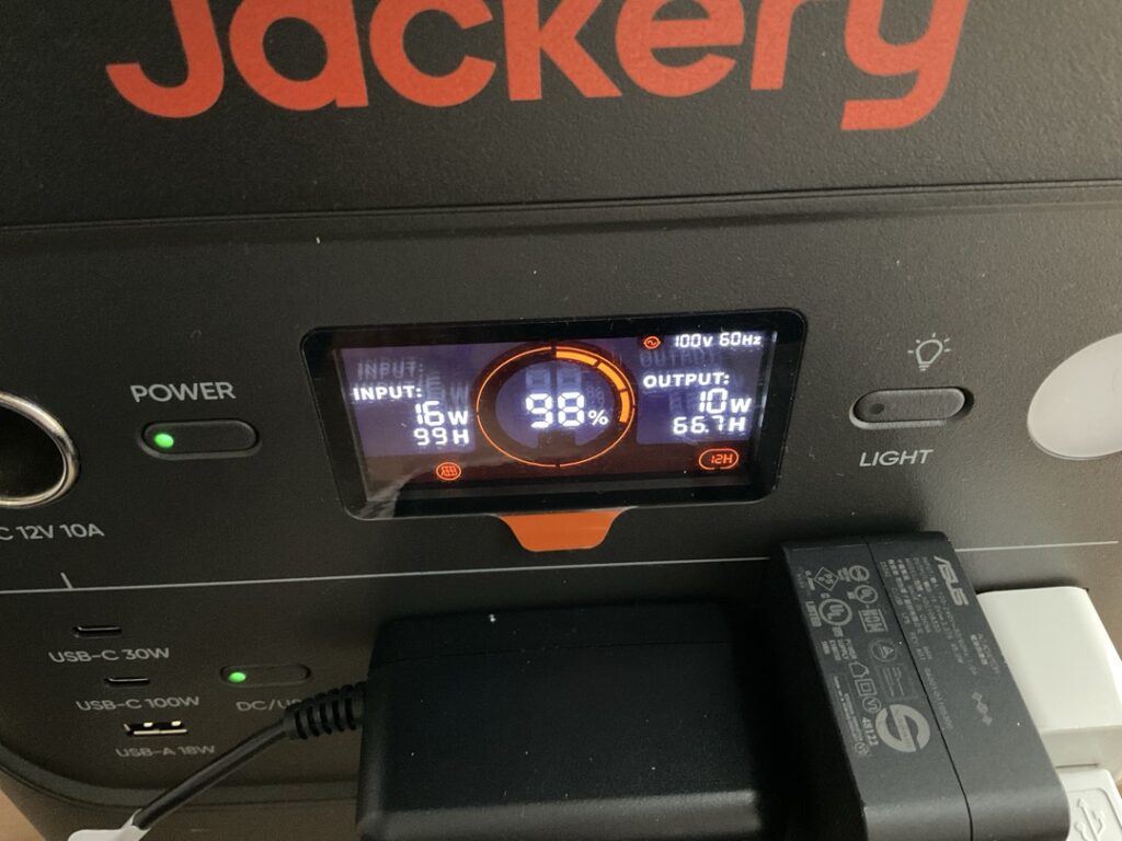 4月中旬快晴、15時40分、Jackery2000Newが16Wのソーラー入力をし、同時に10Wのアウトプットもしている。