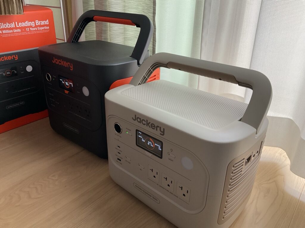 Jackery2000New(黒)とJackery1500New(サンドベージュ)の本体が横に並んでいる写真。大きさがデザインの違いが一目でわかる構図。