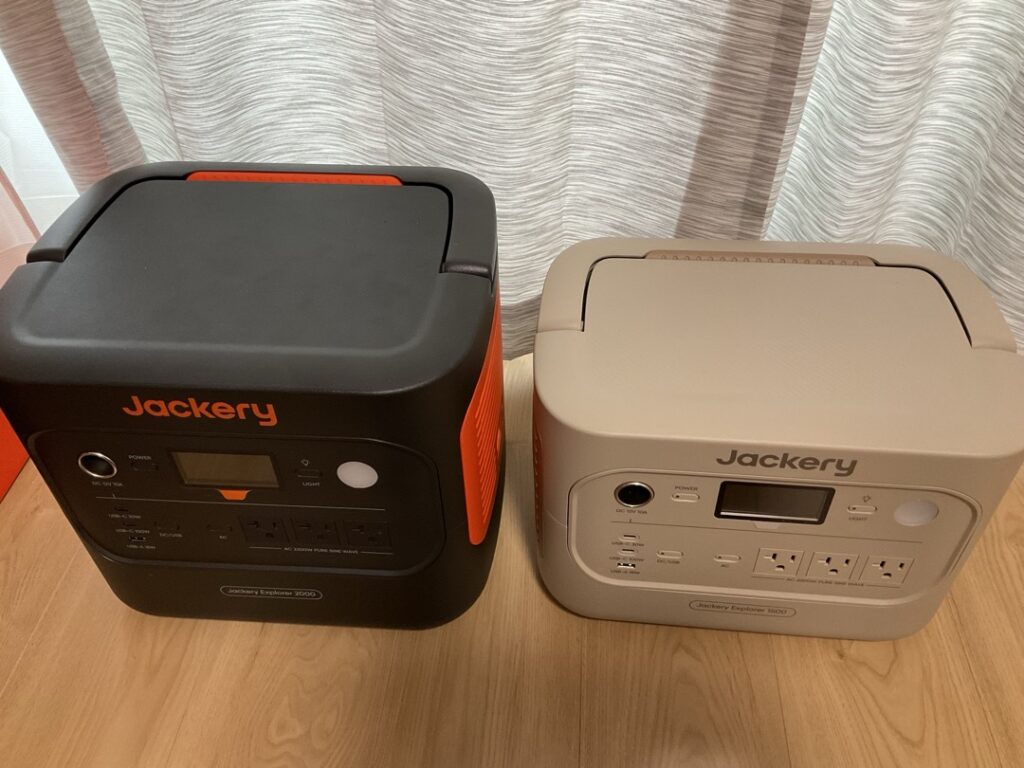 Jackery 2000 New と 1500 New を斜め上から並べて撮影し、2台の大きさや扱いやすさの違いが分かるようにした写真。