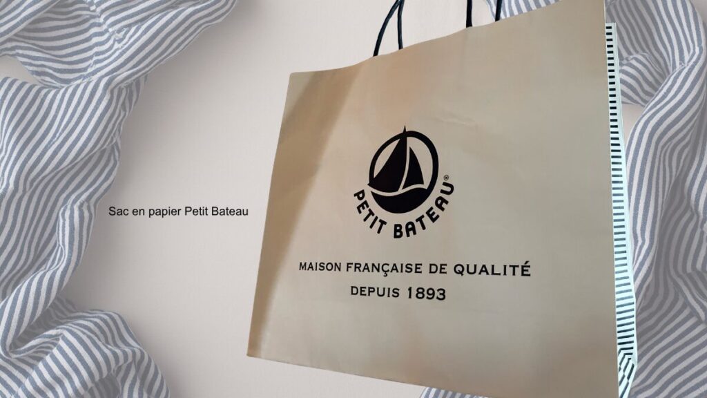 プチバトーの紙袋。Maison française de qualité depuis 1893と印刷されている