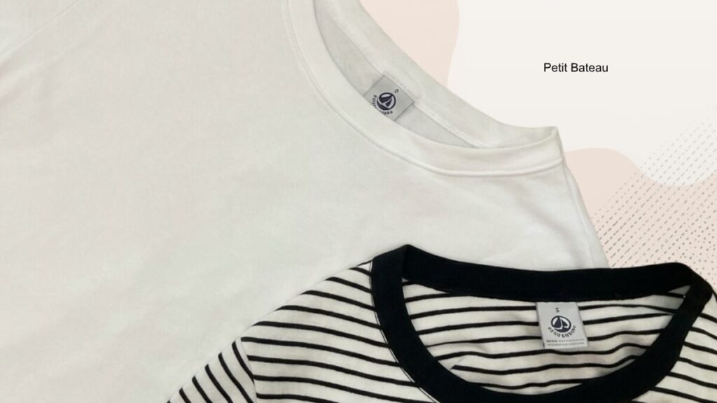 プチバトーの白のクルーネック半袖TシャツとボーダーTシャツ。