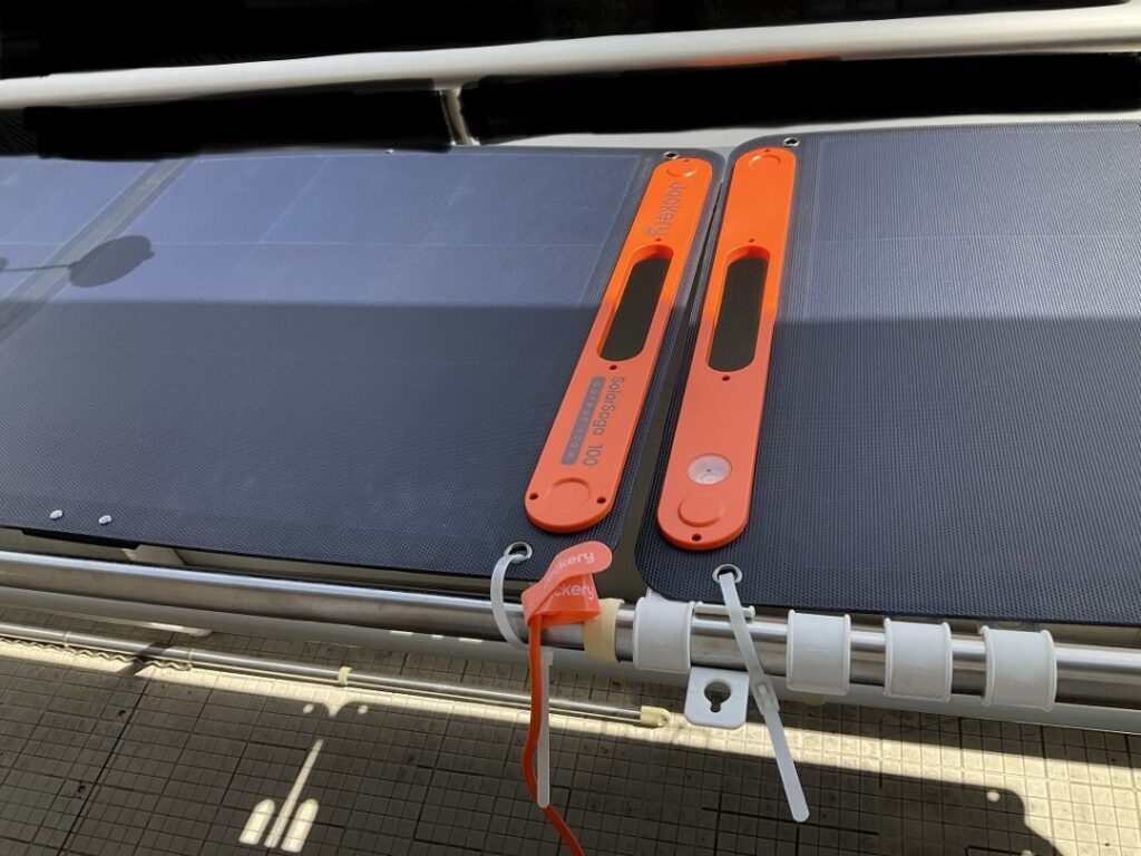 2026年5月中旬13時台。Solar Saga100に庇の影が半分くらいかかっている。