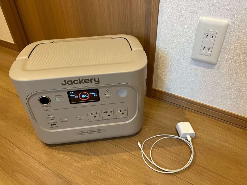 Jackery 1500Newと家庭用の二口コンセントを並べて撮影した写真