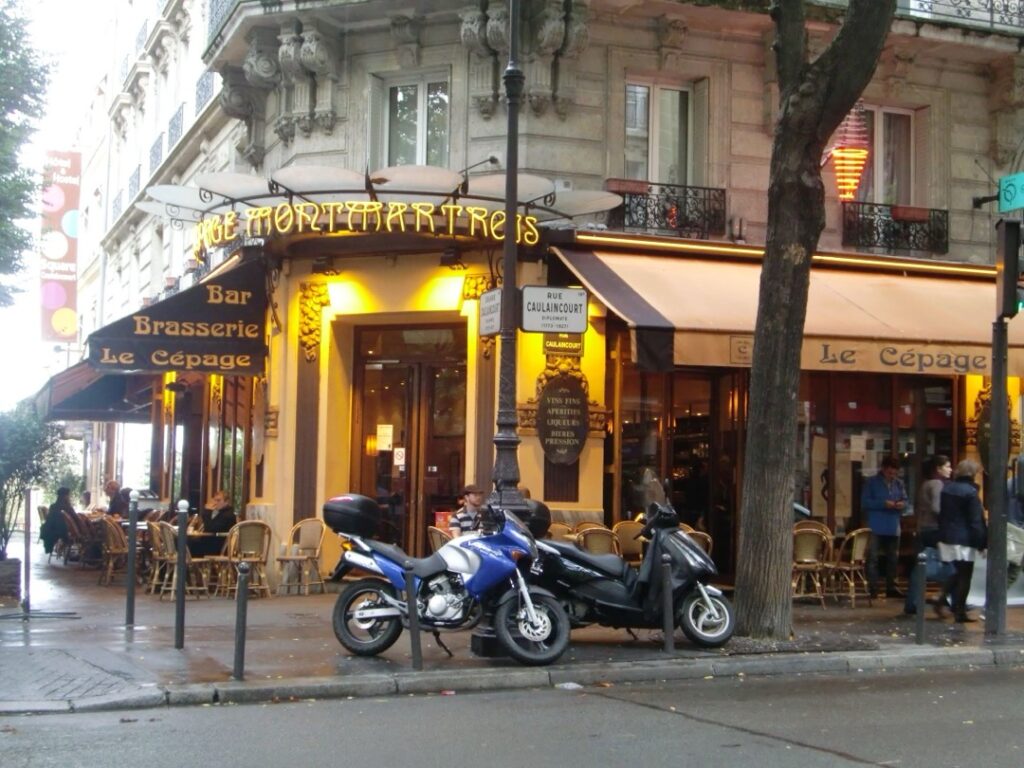 モンマルトル地区のコーランクール通り（Rue Caulaincourt）にあるル・セパージュ・モンマルトロワ（Le Cépage Montmartrois）の外観。パリの日常を感じられる魅力的な老舗カフェ・ブラッスリー。